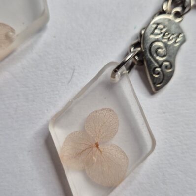 white dried flower keychains 2